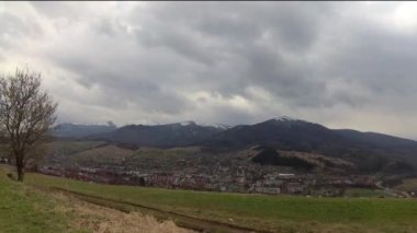 Karpat dağları vadisindeki köyün zaman aşımına uğramış bahar manzarası.