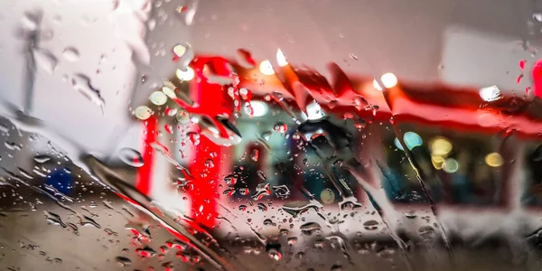 Σταγόνες Βροχής Στο Γυαλί Ενός Suv Στο Φόντο Των Φώτων — Φωτογραφία Αρχείου