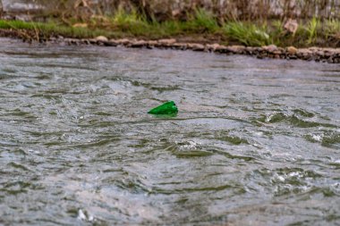 Sel sonrası bir dağ nehrinin kıyısında insan israfı.