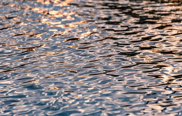 Strukturierte Wellen Eines Gebirgsflusses Mit Sonneneinstrahlung — Stockfoto