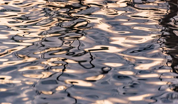 Güneşli Bir Dağ Nehrinin Desenli Dalgaları — Stok fotoğraf