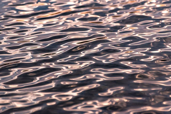太陽のぎらぎらとした山の川の波 — ストック写真