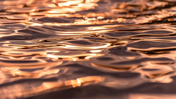 太陽のぎらぎらとした山の川の波 — ストック写真