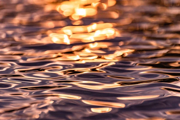 Texturerade Vågor Bergsflod Med Solsken — Stockfoto