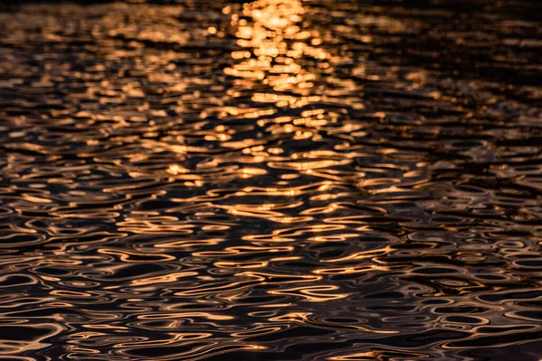 Ondas Texturizadas Rio Montanha Com Brilho Solar — Fotografia de Stock