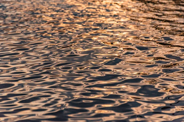 Olas Texturizadas Río Montaña Con Resplandor Solar —  Fotos de Stock