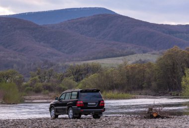 SUV ilkbaharda Karpatlar 'da seyahat eder.