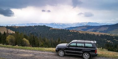 SUV ilkbaharda Karpatlar 'da seyahat eder.