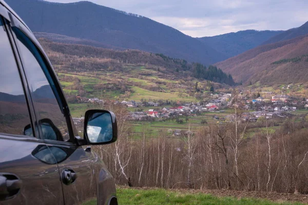 Вантажівка Подорожує Весною Карпатських Горах — стокове фото