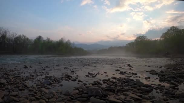Χρόνος Γύρους Της Άνοιξης Ομιχλώδες Βράδυ Ένα Ποτάμι Βουνό — Αρχείο Βίντεο