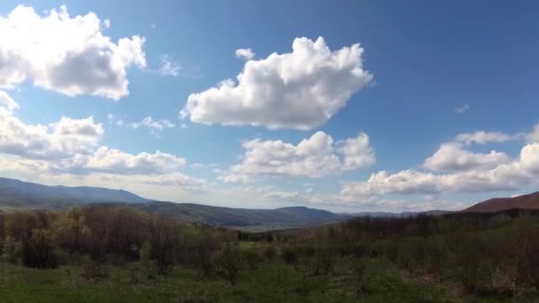 Karpat Dağları Vadisindeki Köyün Zaman Aşımına Uğramış Bahar Manzarası — Stok video