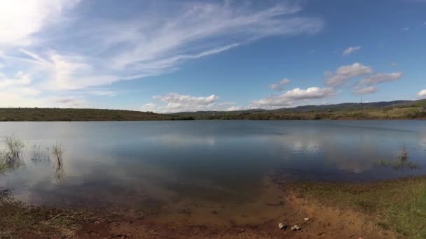 山間部の春の湖の風景 — ストック動画