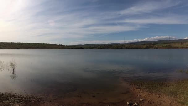 Ανοιξιάτικο Τοπίο Της Λίμνης Στην Ορεινή Ύπαιθρο — Αρχείο Βίντεο