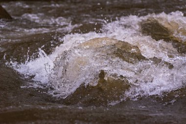 Dağ nehrinin güzel doku dalgaları