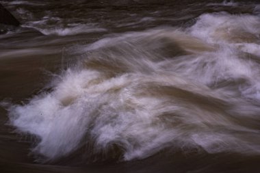 Dağ nehrinin güzel doku dalgaları