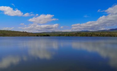 Dağlık kırlarda bahar gölü manzarası