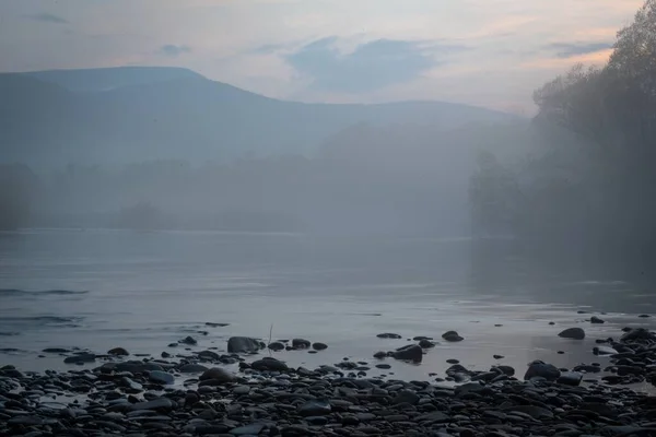 Lente Mistige Avond Een Berg Rivier — Stockfoto