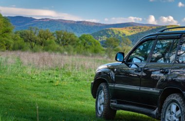Karpat dağlarında bahar manzarası SUV ile
