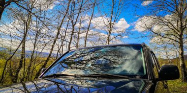 Karpat dağlarında bahar manzarası SUV ile