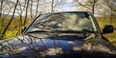 Karpat dağlarında bahar manzarası SUV ile