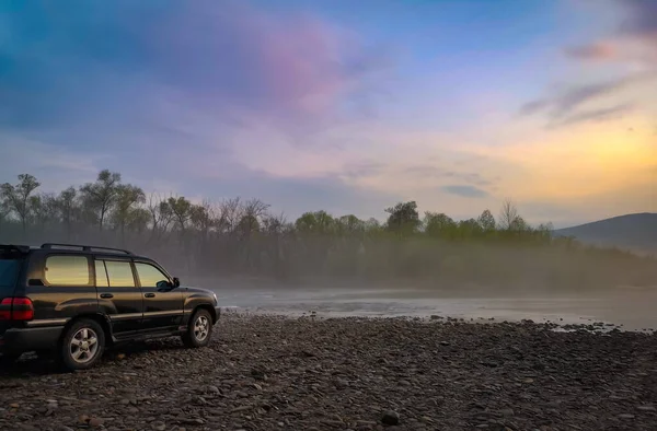 Noite Nebulosa Primavera Rio Montanha Com Suv — Fotografia de Stock