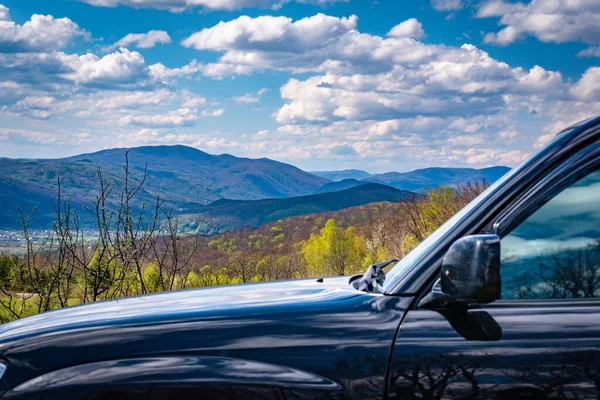 Karpat dağlarında bahar manzarası SUV ile