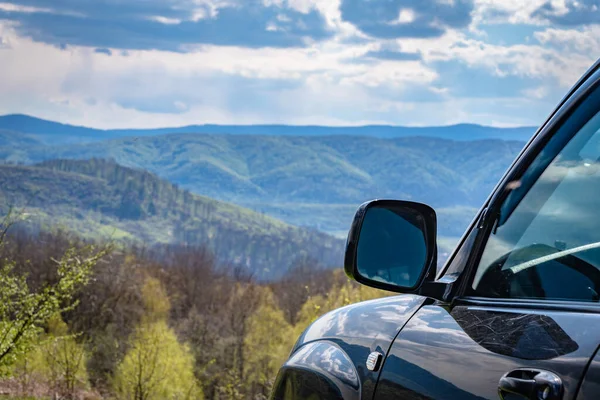 Karpat dağlarında bahar manzarası SUV ile