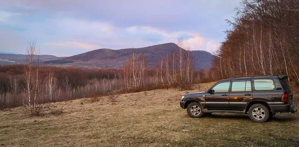 Karpat dağlarında bahar manzarası SUV ile