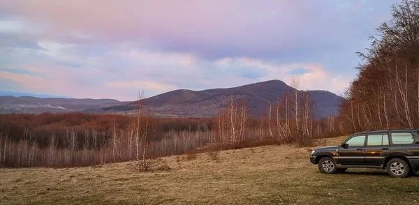 Karpat dağlarında bahar manzarası SUV ile