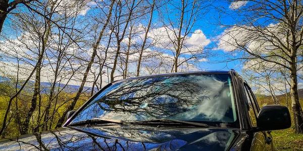 Karpat dağlarında bahar manzarası SUV ile