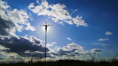 Kırsalda ibadet haçı olan bir manzara