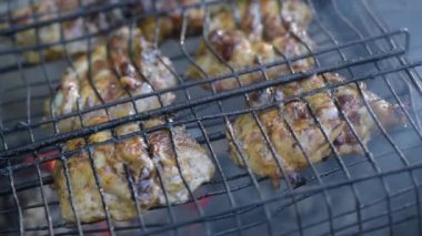 Dağ ormanında ateş üstünde tavuk pişirmek.