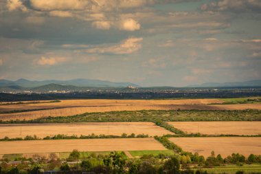 Karpat Dağları vadisinde bahar manzarası