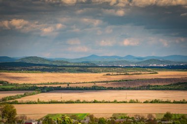 Karpat Dağları vadisinde bahar manzarası