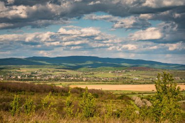 Karpat Dağları vadisinde bahar manzarası