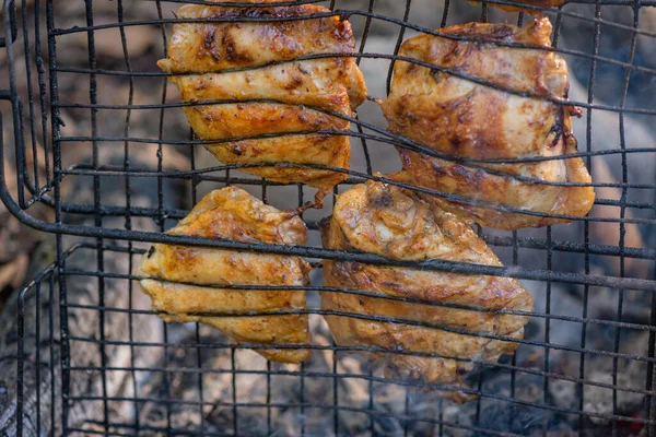 Cucinare Pollo Fuoco Una Foresta Montagna — Foto Stock