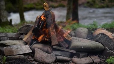 Dağ nehrinin kıyısında yakacak odun yangını