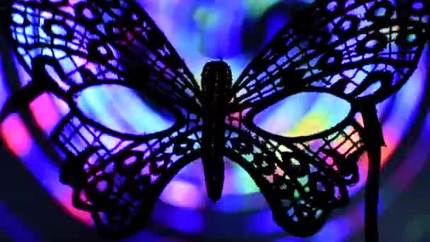 Geöffnete Maske Schmetterling Auf Dem Hintergrund Eines Bewegten Mehrfarbigen Hintergrunds — Stockvideo