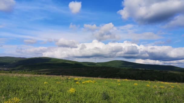 カルパチア山脈の谷の村の時間経過春の風景 — ストック動画