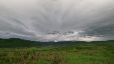 Yağmurda Karpatlar 'da bahar manzarasının zaman aşımı