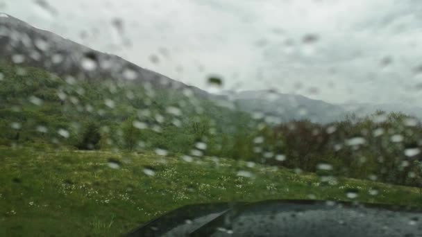 春雨穿过越野车的玻璃 — 图库视频影像
