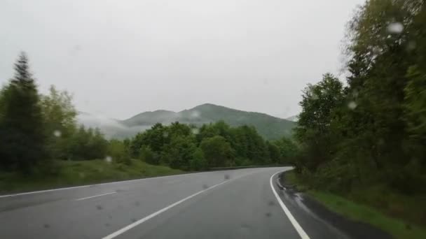 Ein Geländewagen Fährt Einem Regnerischen Tag Den Karpaten Auf Der — Stockvideo