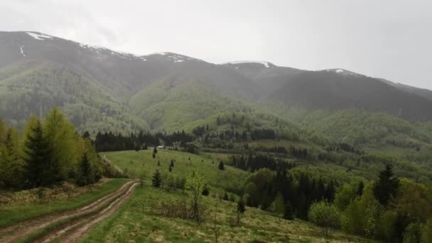 在喀尔巴阡山脉 一个越野车在雨天行驶 — 图库视频影像