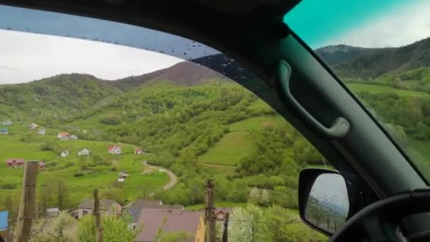 Ein Geländewagen Fährt Einem Regentag Den Karpaten — Stockvideo