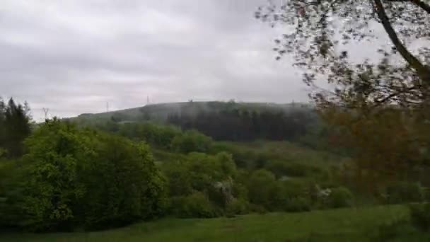 Een Roader Reist Weg Een Regenachtige Dag Karpaten — Stockvideo