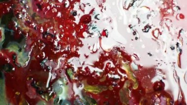 Renkli bir arkaplanda ışığın soyut oyunu