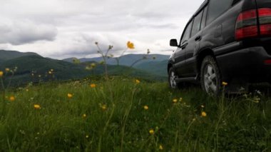 SUV ilkbaharda Karpatlar 'da seyahat eder.
