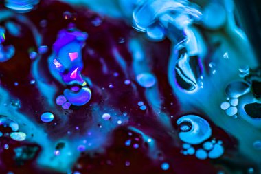 Renkli arkaplanda ışıldayan ışığın soyut oyunu