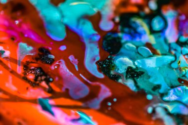 Renkli arkaplanda ışıldayan ışığın soyut oyunu