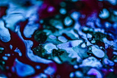 Renkli arkaplanda ışıldayan ışığın soyut oyunu